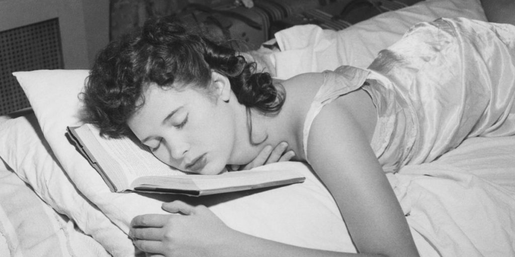 Qu'est-ce qui se cache derrière le cliché de la « fille endormie »