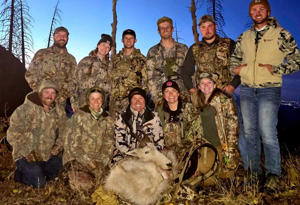 Billy de la dernière chance : tout en luttant contre la SEP, un chasseur inconditionnel dessine une étiquette de chèvre de montagne unique dans sa vie