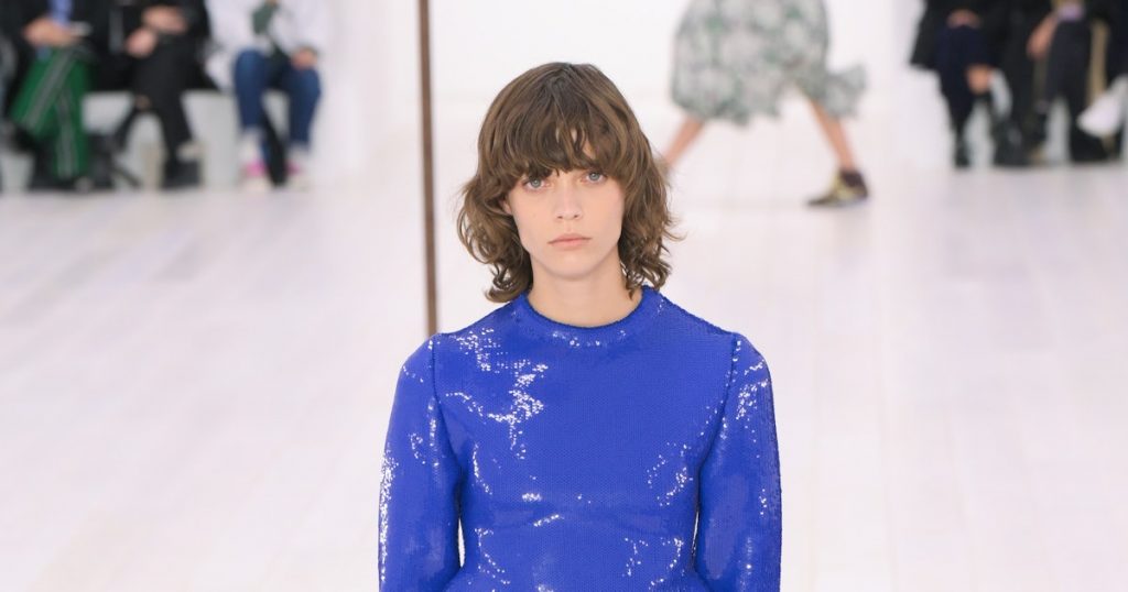 Les mini-robes sablier sont partout sur les podiums de la Fashion Week printemps-été 2025 de Paris