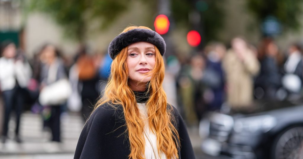 Les cheveux cuivrés sont à la mode parmi la foule street style de la Fashion Week printemps-été 2025 de Paris