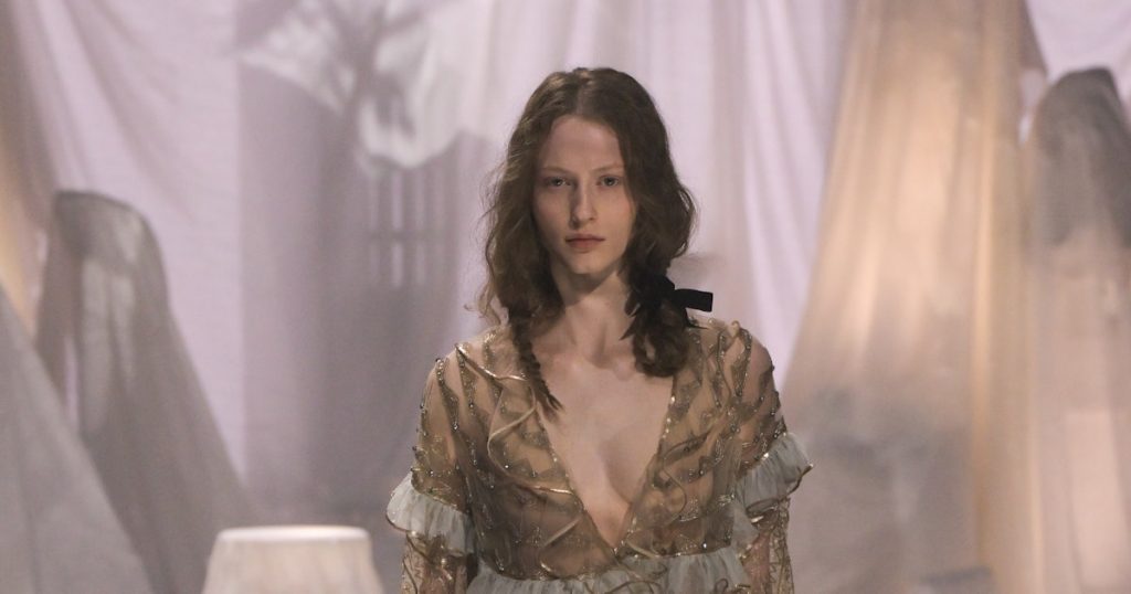 Le défilé Valentino printemps-été 2025 a été un début triomphal pour Alessandro Michele