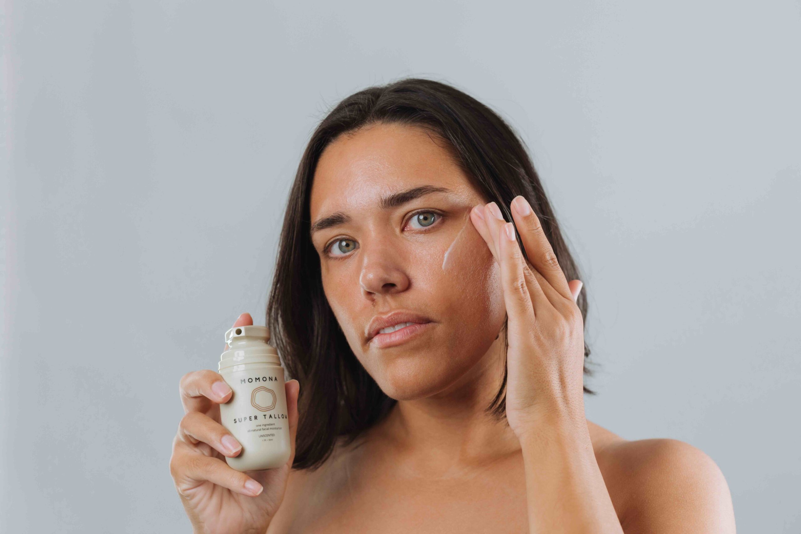 [Titre du site] D'un ancien élève de Vegamour, surfeur professionnel et influenceur, Momona Skincare propose du suif haut de gamme