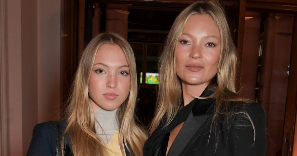 Kate et Lila Moss ont assisté au défilé Saint Laurent printemps/été 2025 dans des robes transparentes coordonnées