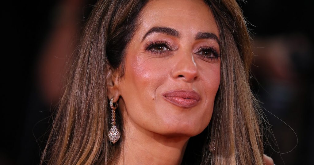 La robe en velours noir d'Amal Clooney a brisé sa récente séquence de couleurs