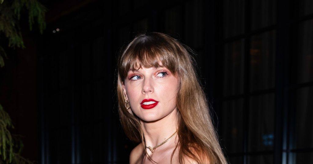 Le ruban dans les cheveux de Taylor Swift complète son look de jour de match