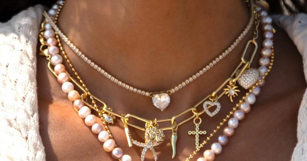 Les marques de bijoux abordables à acheter en 2024