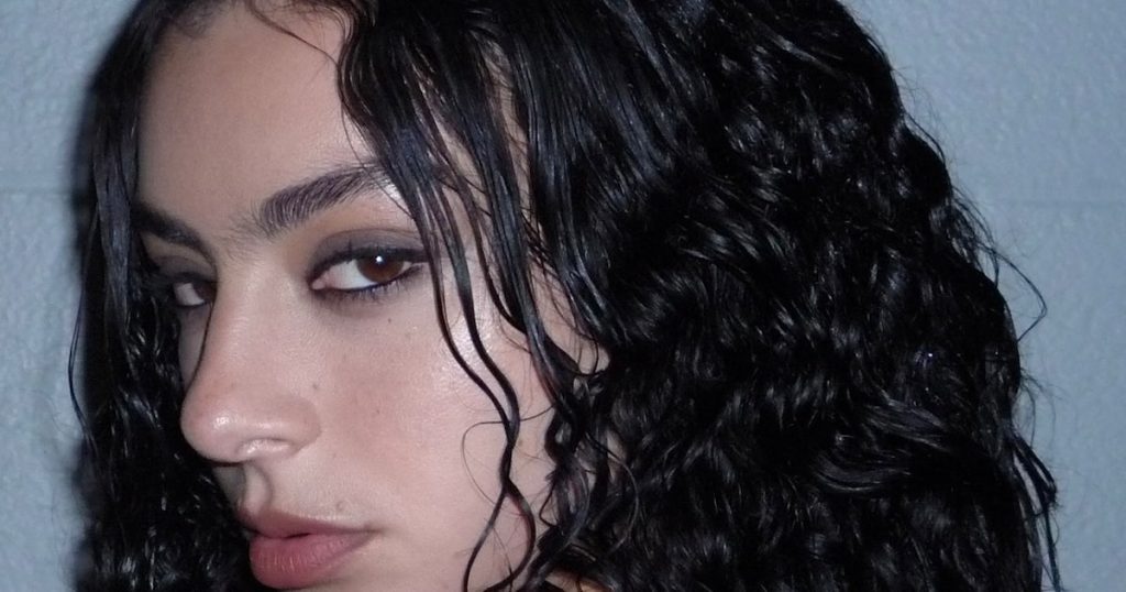 Charli XCX est la nouvelle ambassadrice célèbre de Valentino Beauty