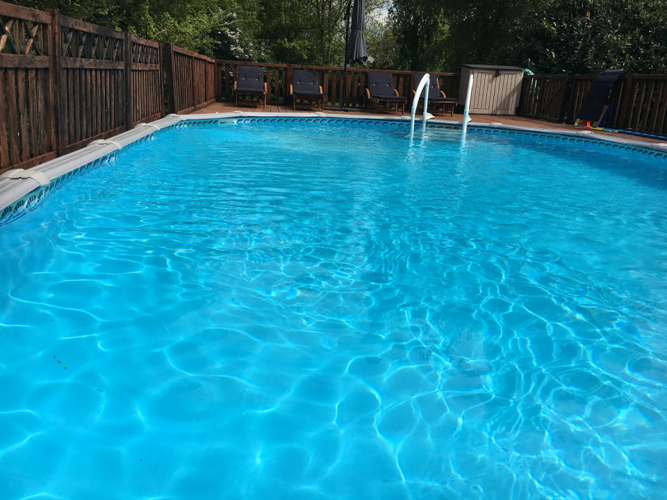 [Titre du site] Un couple échappe à la course effrénée en achetant tout un village français