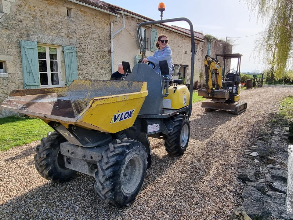 [Titre du site] Un couple échappe à la course effrénée en achetant tout un village français