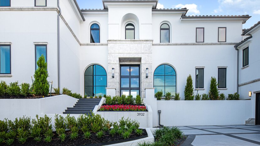 Jetez un œil à une nouvelle maison avec vue sur le lac et ascenseur dans un quartier privé de Frisco