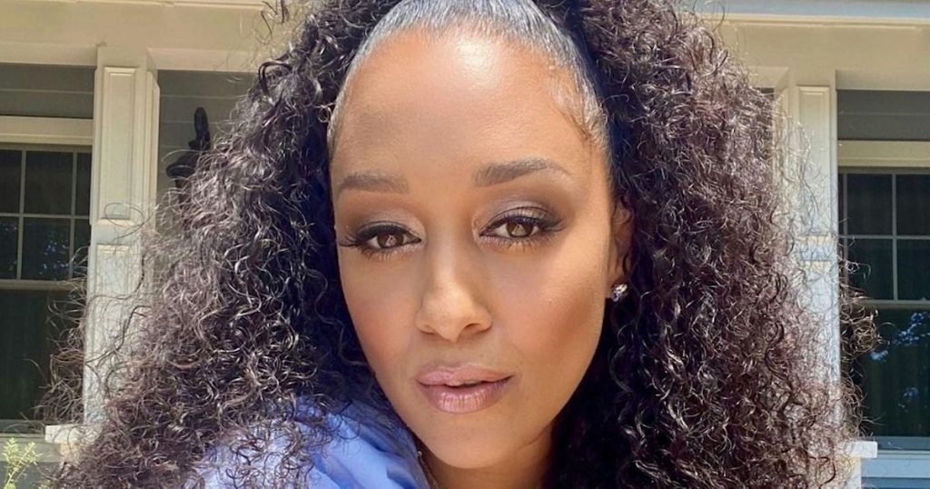 La queue de cheval Braids de Tia Mowry est la coiffure protectrice la plus chic de l'automne