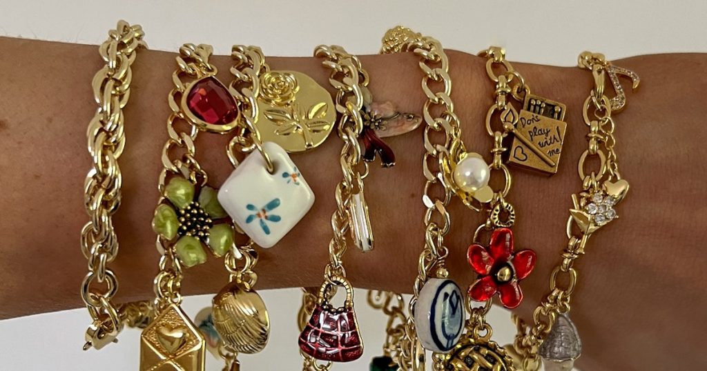 Les bracelets à breloques sont la tendance du début des années 2000 que vous avez probablement oubliée – jusqu'à maintenant
