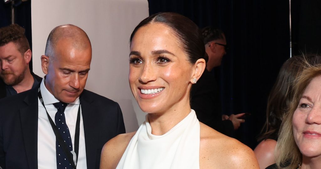 Meghan Markle a ré-porté la robe rouge Carolina Herrera qu'elle a fait ses débuts il y a trois ans
