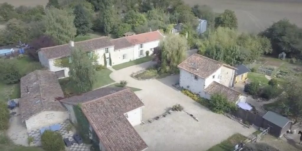 Nous avons acheté un hameau français vieux de 500 ans pour le prix de notre maison de ville