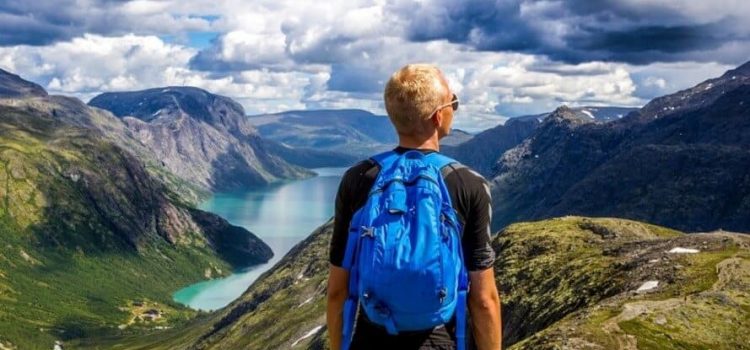 Quoi emporter en randonnée – Liste de contrôle des essentiels de la randonnée d’une journée man during day hiking