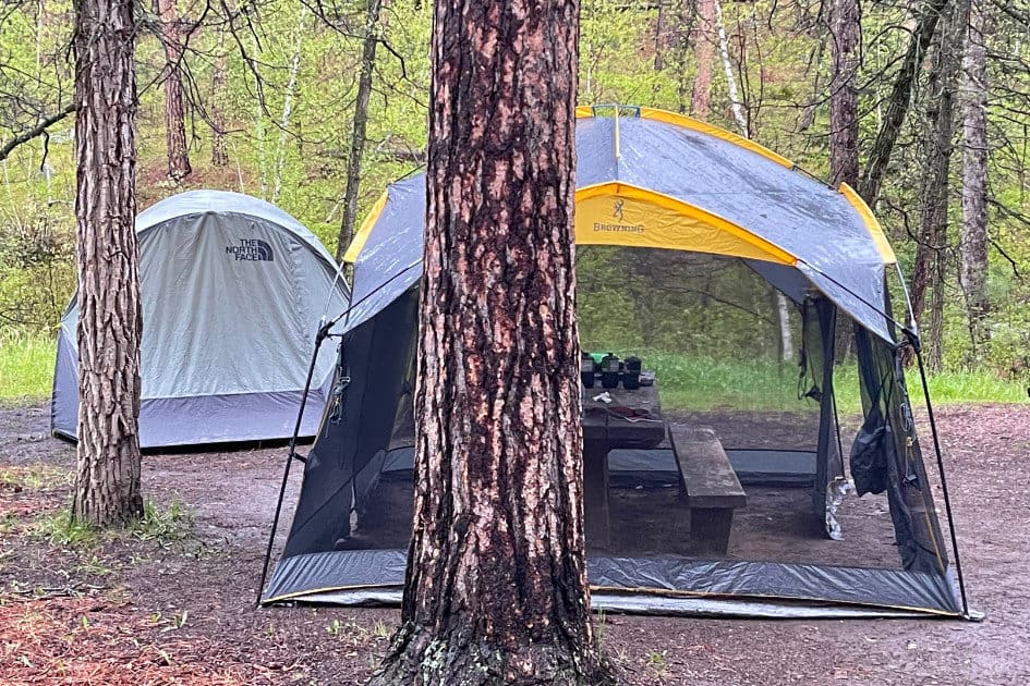 [Titre du site] Conseils essentiels pour camper sous la pluie : restez au sec et au chaud