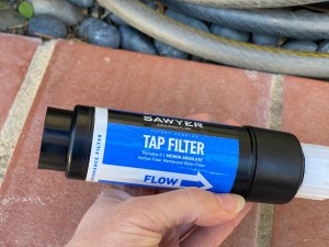 [Titre du site] Eau rapide et fraîche : examen du filtre à eau Sawyer TAP de Hiking Lady