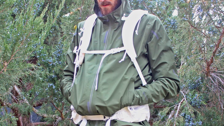 [Titre du site] La Concurve est la dernière et la plus légère veste de pluie de Gore.