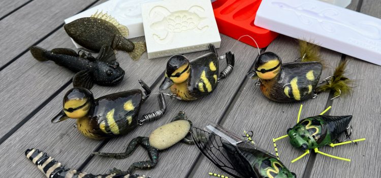 Le pêcheur attrape les basses sur son propre leurre de canetling imprimé en 3D Le pêcheur attrape les basses sur son propre leurre de canetling imprimé en 3D