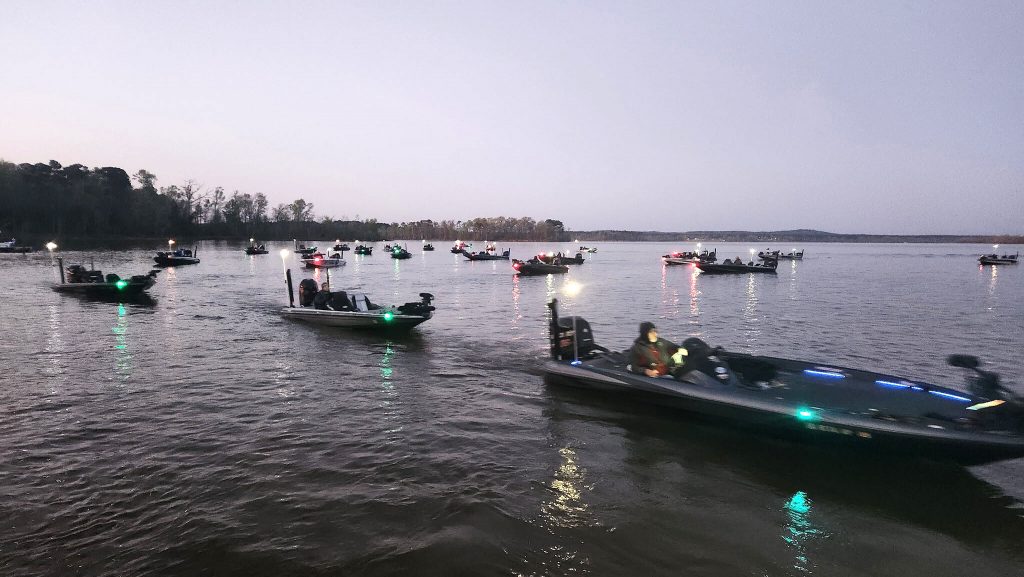 Un pêcheur du tournoi a remporté la première place. Puis son chèque a rebondi