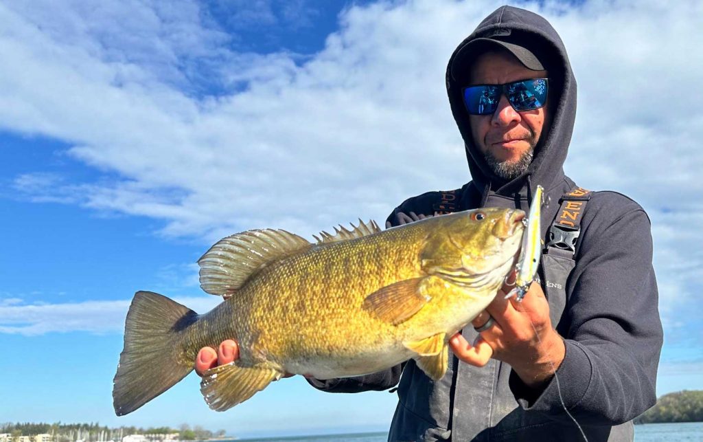 La meilleure façon d'attraper l'achigan à petite bouche pré-tournant? Jouez lentement un jerkbait
