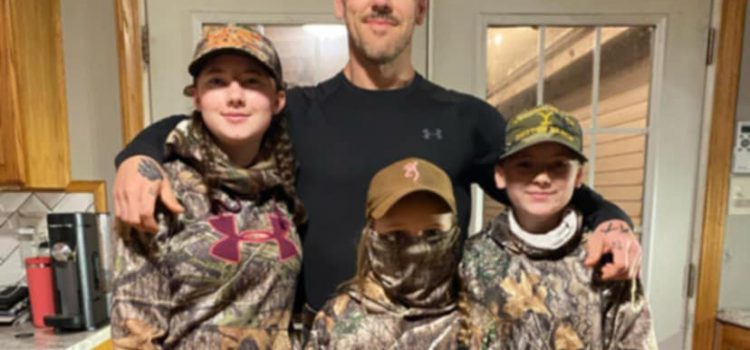 Ce père de Pennsylvanie élève trois filles qui aiment chasser autant qu’il le fait Ce père de Pennsylvanie élève trois filles qui aiment chasser autant qu'il le fait