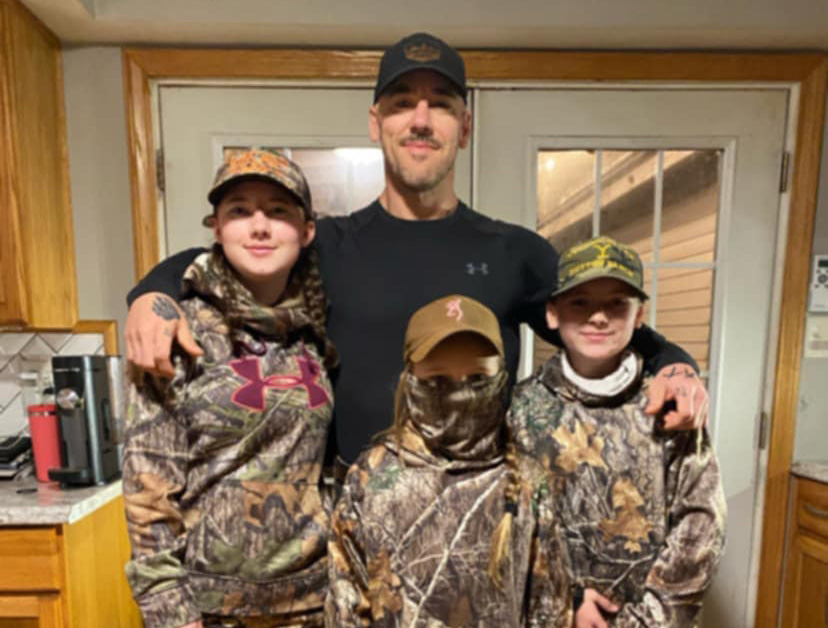 Ce père de Pennsylvanie élève trois filles qui aiment chasser autant qu'il le fait