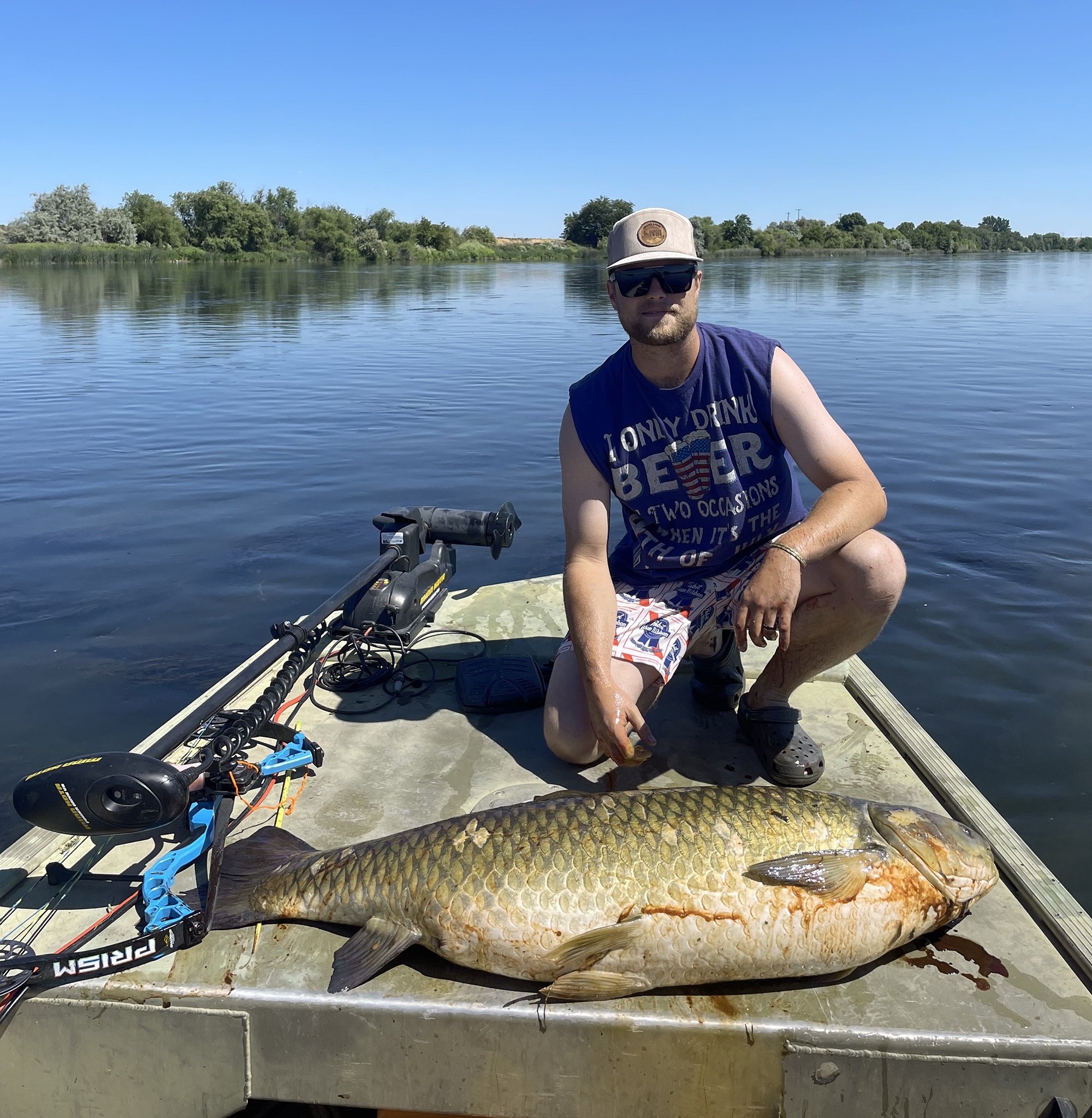 [Titre du site] La carpe record était si grande qu'elle a brisé la flèche de la pêcheur