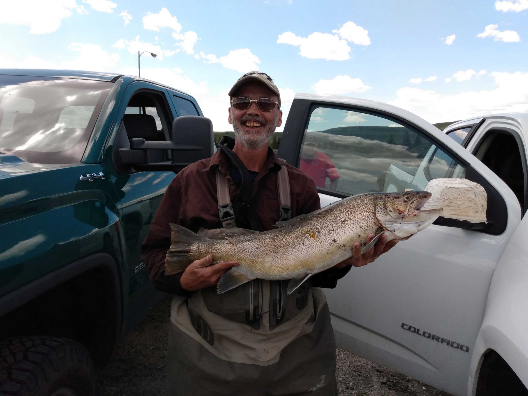 [Titre du site] Le pêcheur du Wyoming attrape une truite de tigre enregistrée sur une minuscule canne à mouche