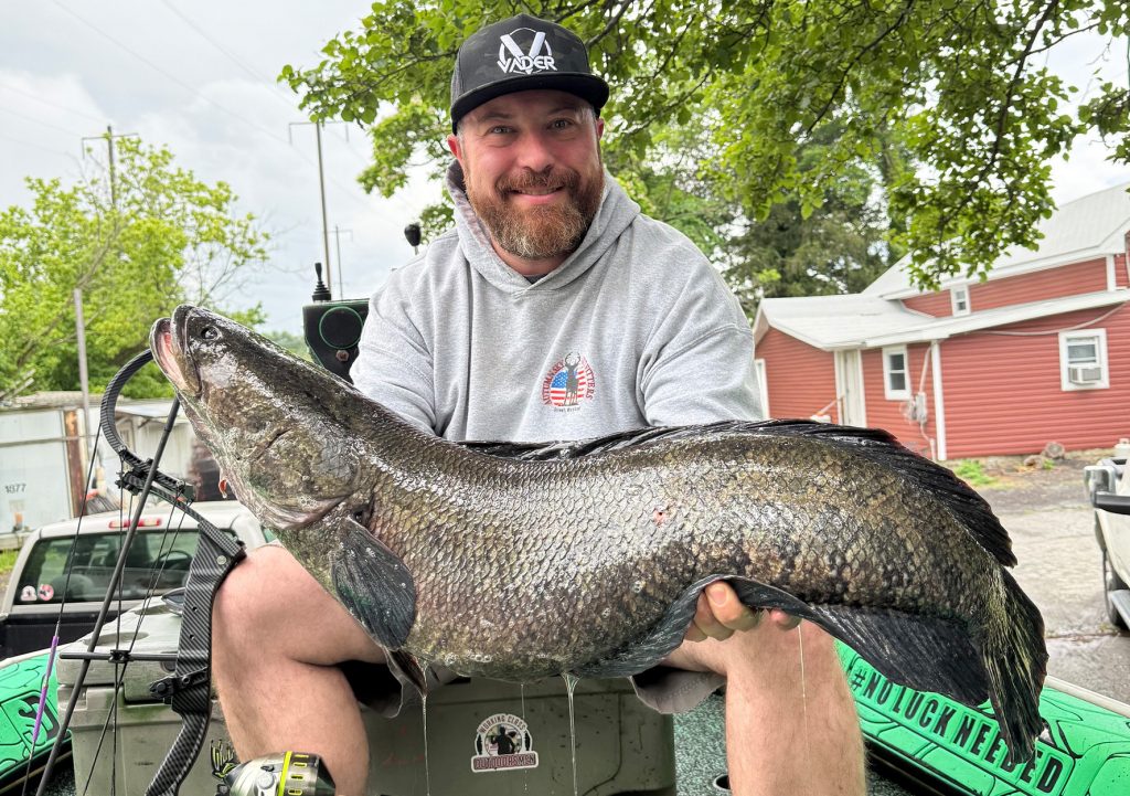 Maryland Man Flèche un Snakehead à record du monde lors d'un voyage à charte