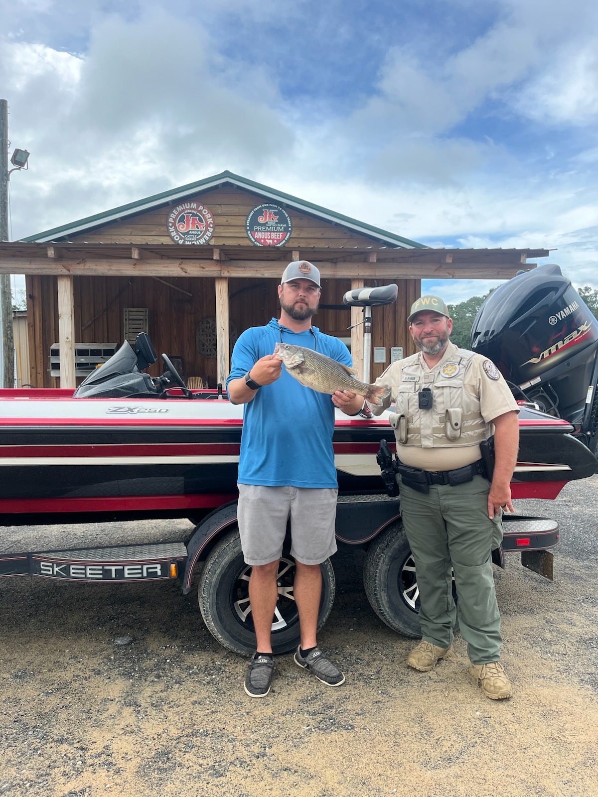 [Titre du site] Un homme de Floride a attrapé ce poisson lors d'un tournoi. Il a battu un record d'État de 40 ans
