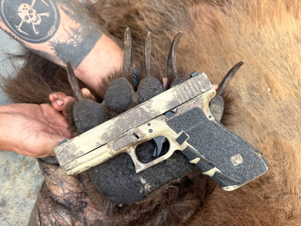 Nous avons arrêté un grizzli de charge à 5 mètres!