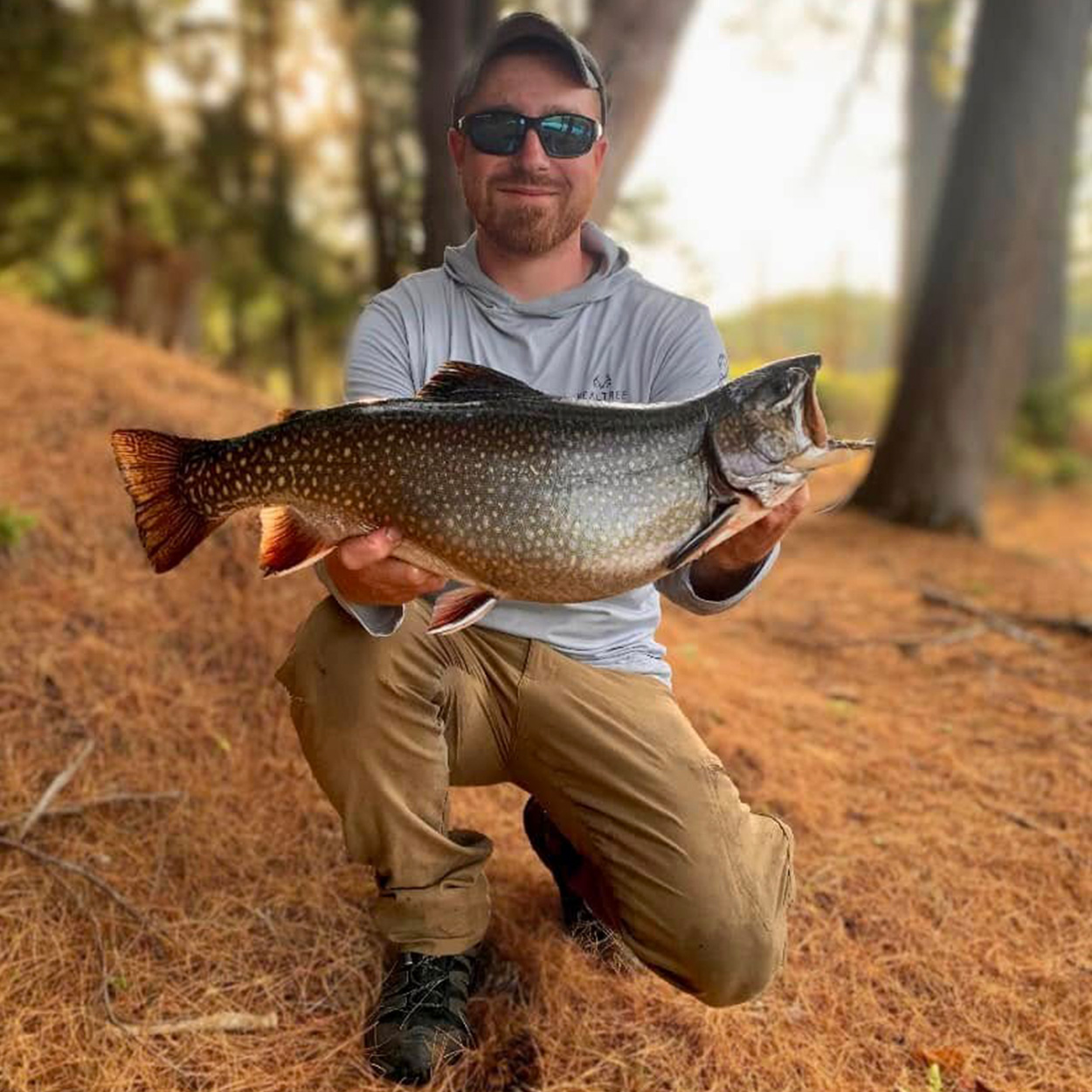 [Titre du site] Canoe Tripper attrape, conserve la truite enregistrée dans l'arrière-pays