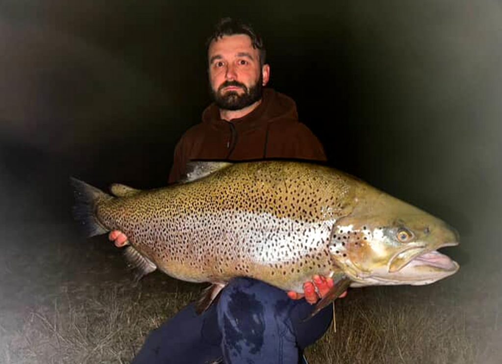 Bête d'une truite brune prise la nuit en Nouvelle-Zélande est un nouveau record du monde