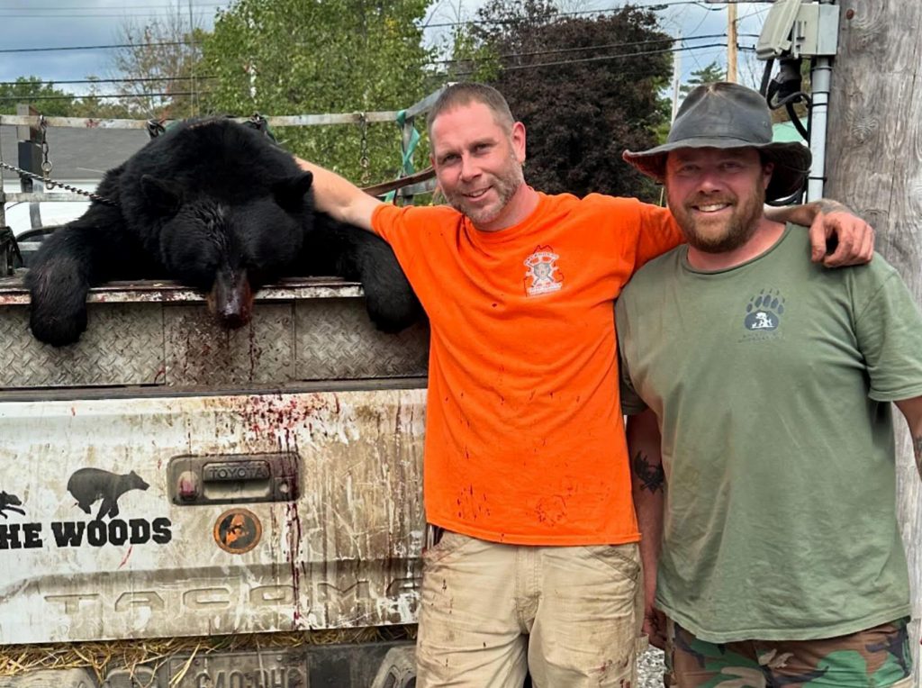 Deux guides de chasse à la conduite d'un U-Haul ont aidé à attraper un suspect de tir dans une poursuite à grande vitesse