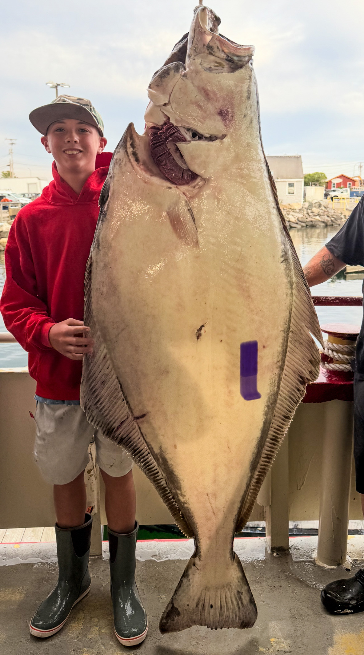 [Titre du site] Ce gamin voulait juste attraper quelque chose de grand. Il a peut-être réussi un record du monde