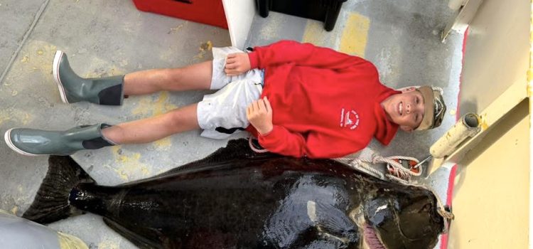 Ce gamin voulait juste attraper quelque chose de grand. Il a peut-être réussi un record du monde
