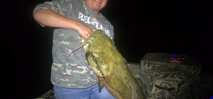 Elle vient d'atterrir le nouveau poisson-chat de l'Idaho. Le vieux record appartenait à son mari
