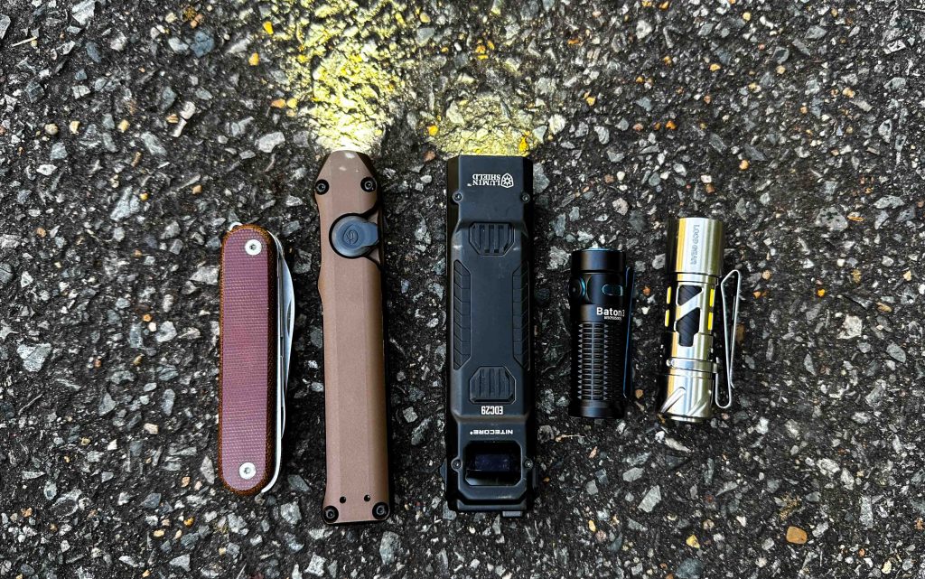 Mes 4 lampes de poche EDC préférées sont incroyablement brillantes et pochées