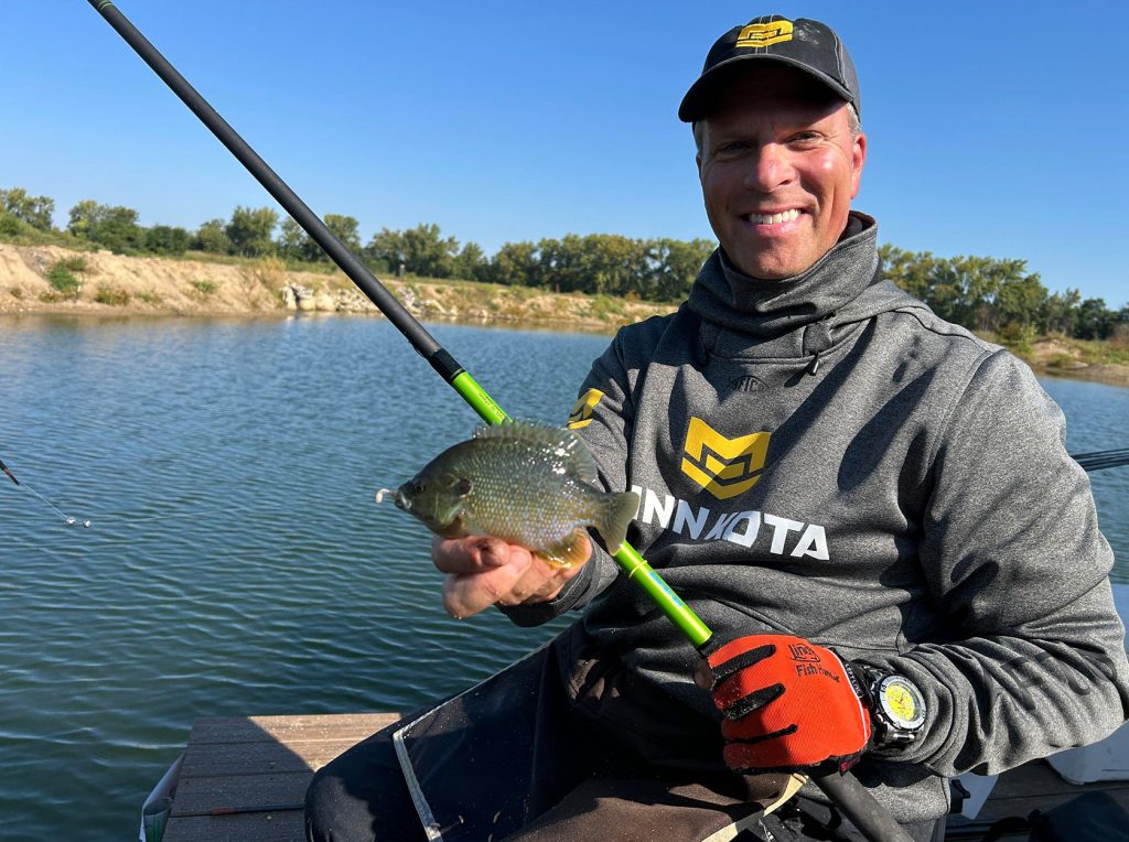Le pêcheur de «marathon» qui a battu le record de pêche 24 heures sur 24 le 11 septembre ne s'est pas arrêté jusqu'à ce qu'il n'ait attrapé 2 977 Sunfish