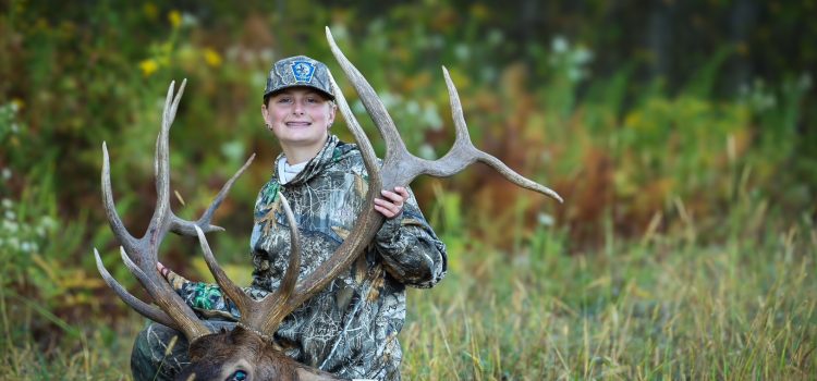 Le jeune homme de 14 ans devient le plus jeune chasseur à étiqueter un wapiti taureau en Pennsylvanie Le jeune homme de 14 ans devient le plus jeune chasseur à étiqueter un wapiti taureau en Pennsylvanie