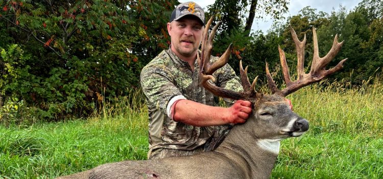 Le Wisconsin Bowhunter étiquet de 20 points en se faufilant dans son stand à l’aube Le Wisconsin Bowhunter étiquet de 20 points en se faufilant dans son stand à l'aube