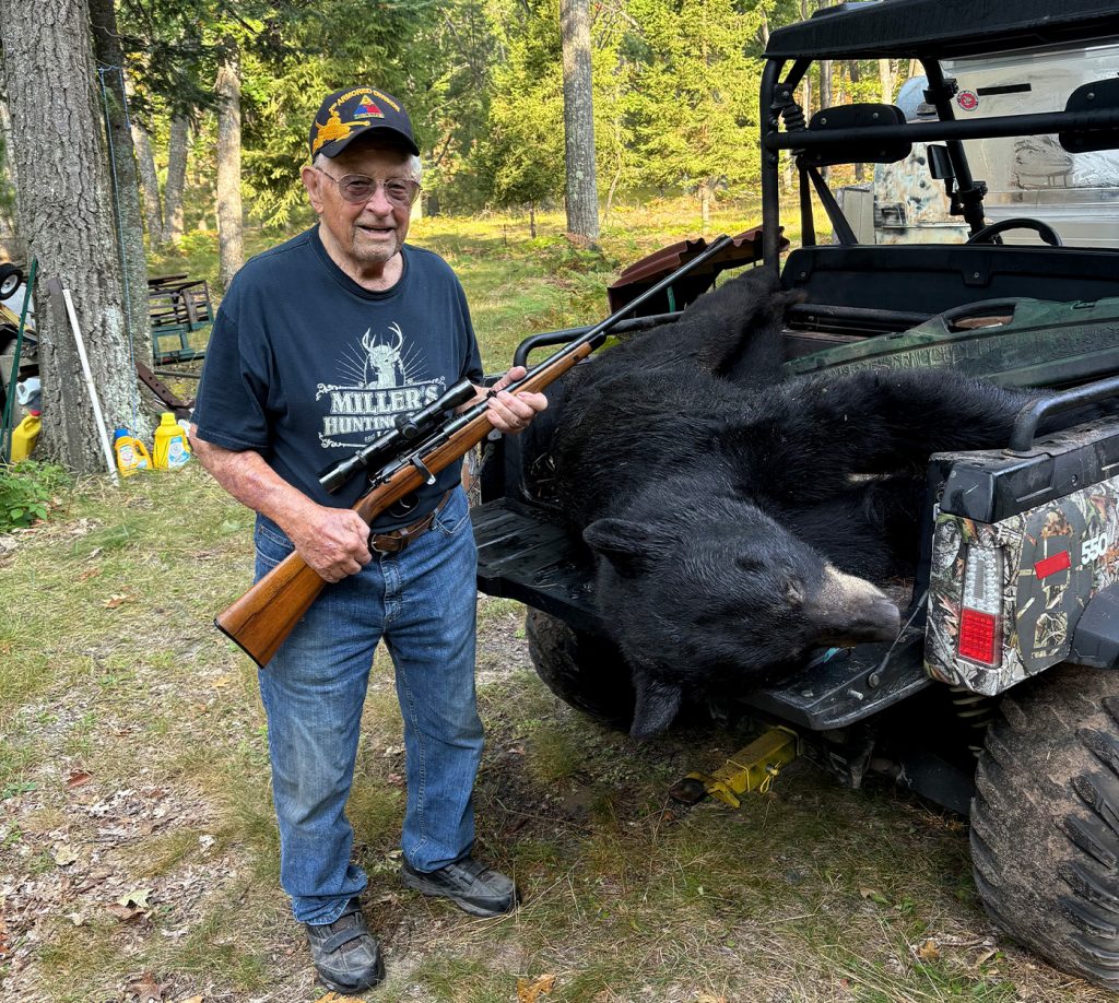 Cet homme de 97 ans a marqué un ours sur sa propriété après avoir attendu 9 ans pour dessiner une étiquette