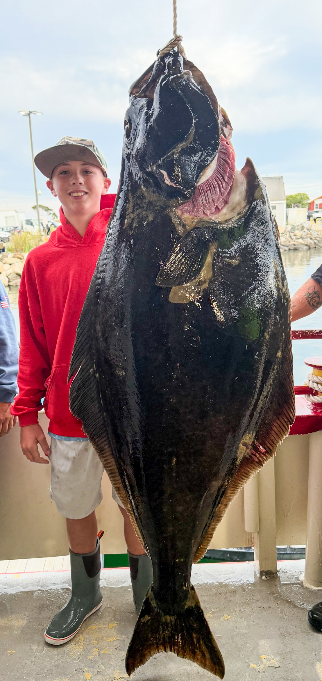 [Titre du site] Ce gamin voulait juste attraper quelque chose de grand. Il a peut-être réussi un record du monde