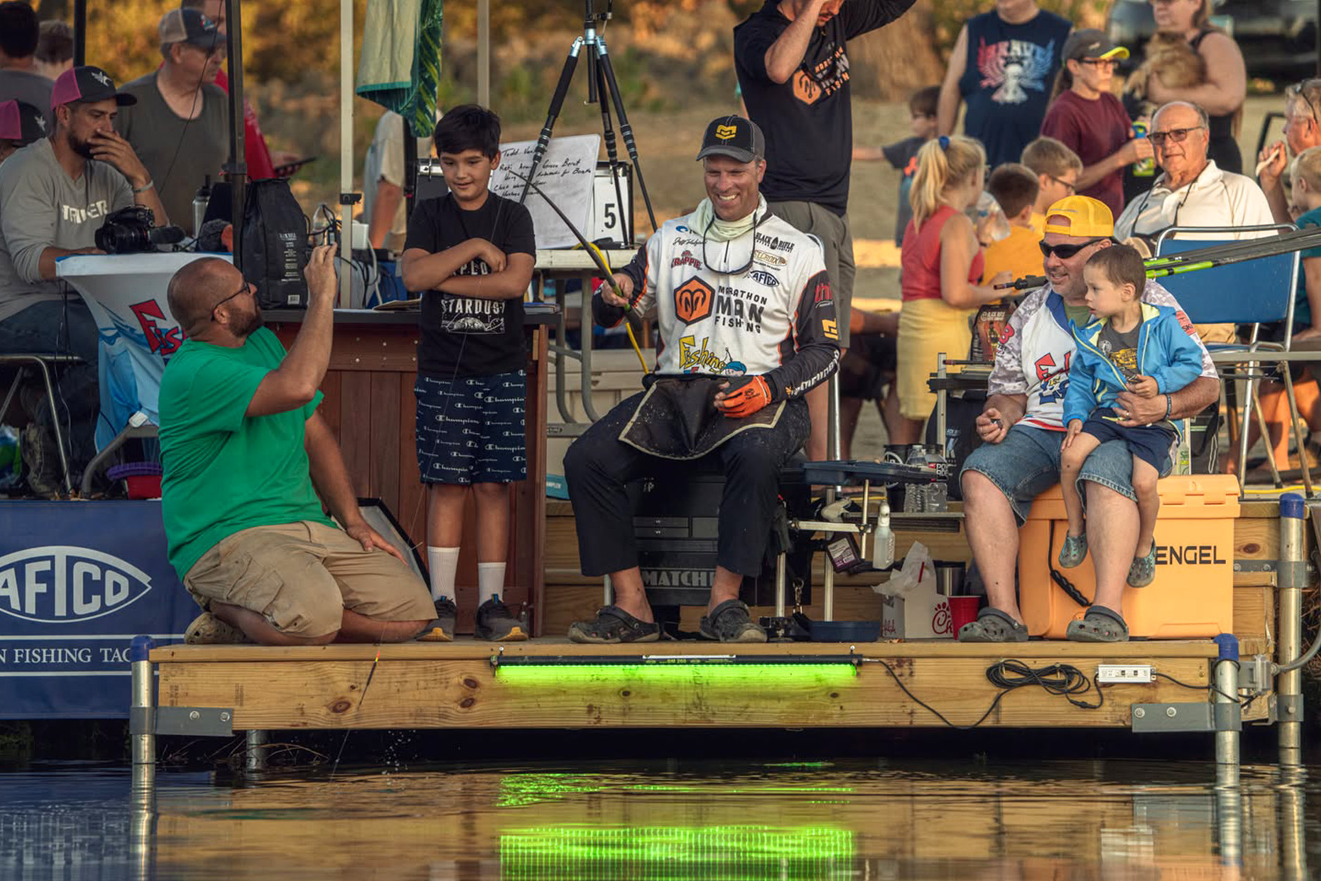 [Titre du site] Le pêcheur de «marathon» qui a battu le record de pêche 24 heures sur 24 le 11 septembre ne s'est pas arrêté jusqu'à ce qu'il n'ait attrapé 2 977 Sunfish