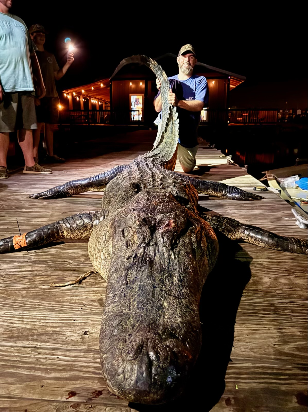 [Titre du site] Les chasseurs étiquettent l'alligator «Dragon-Size» dans le réservoir Ross Barnett du Mississippi