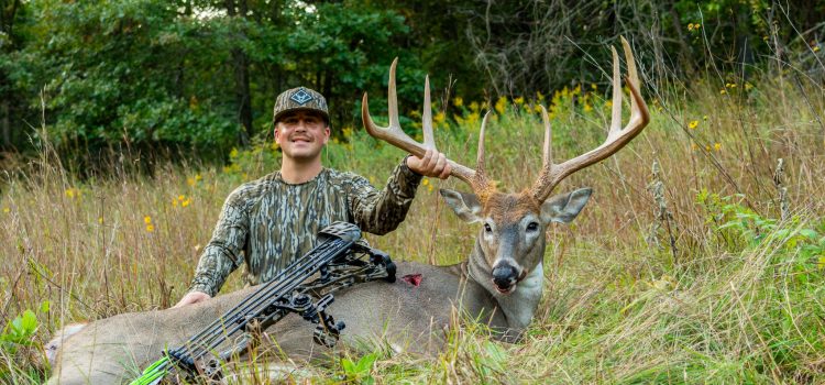 Bowhunter auto-filme sa chasse à un mâle avec une propagation incroyablement large
