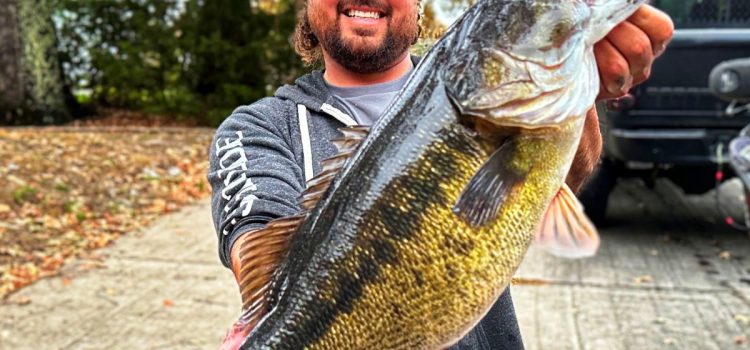 Un guide de pêche du Tennessee attrape un bar record qui, selon les responsables, ne devrait pas être là
