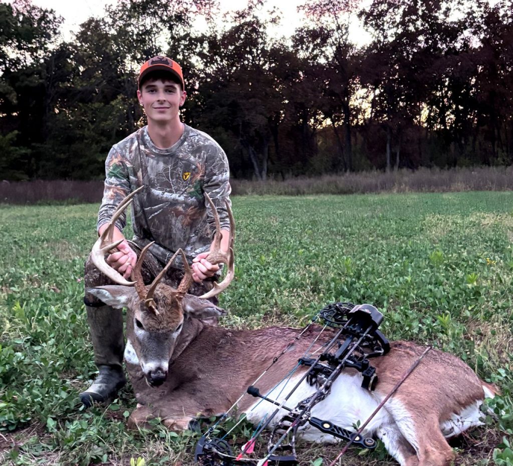 Un étudiant joue au Hooky et tire un énorme Missouri Buck avec 3 poutres principales