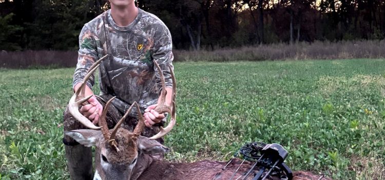 Un étudiant joue au Hooky et tire un énorme Missouri Buck avec 3 poutres principales
